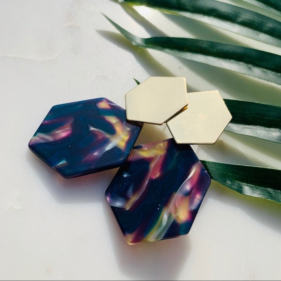 shell acrylic geometric resin disk earrings - Picture 3 of 5
